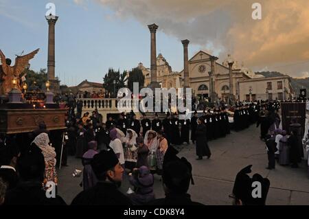 Mar 13, 2011 - Guatemala, Quetzaltenago - comme la procession de Jésus de Nazareth arrondit le Central Park, des foules de fidèles rassemblés pour célébrer la première procession de la saison de Carême. (Crédit Image : &# 169 ; Josh Bachman/ZUMA Press) Banque D'Images