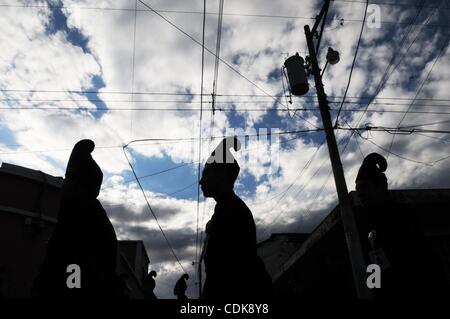 Mar 13, 2011 - Guatemala, Quetzaltenago - un groupe de membres de la confrérie de Saint Nichols marcher lentement le long du cortège funèbre pour la procession de Jésus de Nazareth. (Crédit Image : &# 169 ; Josh Bachman/ZUMA Press) Banque D'Images