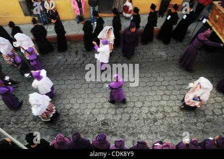 Mar 13, 2011 - Guatemala, Quetzaltenago - jeunes et vieux, hommes et femmes ont pris part à la Procession de Jésus de Nazareth. (Crédit Image : &# 169 ; Josh Bachman/ZUMA Press) Banque D'Images