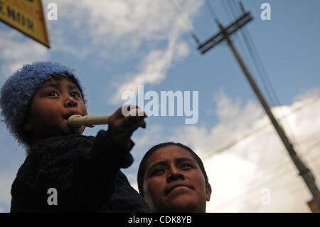 Mar 13, 2011 - Guatemala, Quetzaltenago - un jeune garçon et sa mère regarder la procession de Jésus de Nazareth. (Crédit Image : &# 169 ; Josh Bachman/ZUMA Press) Banque D'Images