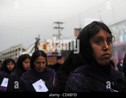 Mar 13, 2011 - Guatemala, Quetzaltenago - jeunes et vieux, hommes et femmes ont pris part à la Procession de Jésus de Nazareth. (Crédit Image : &# 169 ; Josh Bachman/ZUMA Press) Banque D'Images