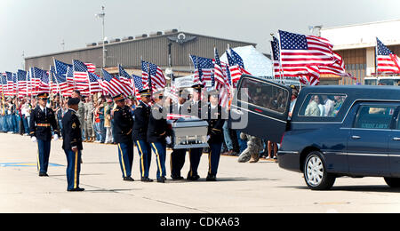 Mar. 14, 2011 - Los Alamitos, Californie, États-Unis - Le Héros Mission Cérémonie à la base d'entraînement de forces interarmées pour le Sgt. JASON M. WEAVER, d'Anaheim, CA, qui est mort le 3 mars 2011 dans la province de Kandahar, Afghanistan de blessures subies lors de l'insurgés ont attaqué son unité à l'aide d'un engin explosif improvisé. Banque D'Images