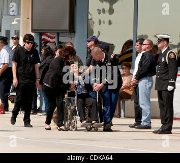 Mar. 14, 2011 - Los Alamitos, Californie, USA - Patricia Weaver est surmonté par la douleur au cours de la cérémonie de la Mission de héros pour son fils, le Sgt. Jason M. Weaver, d'Anaheim, CA, qui est mort le 3 mars 2011 dans la province de Kandahar, Afghanistan de blessures subies lors de l'insurgés ont attaqué son unité à l'aide d'un engin Banque D'Images