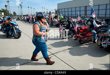 Mar. 14, 2011 - Los Alamitos, Californie, USA - Patriot Guard Riders arrivent à la base d'entraînement de forces interarmées pour la Mission de héros Cérémonie pour le Sgt. Jason M. Weaver, d'Anaheim, CA, qui est mort le 3 mars 2011 dans la province de Kandahar, Afghanistan de blessures subies lors de l'insurgés ont attaqué son unité à l'aide d'un Banque D'Images