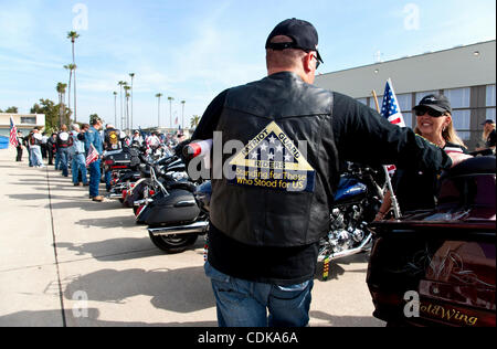 Mar. 14, 2011 - Los Alamitos, Californie, USA - Patriot Guard Riders arrivent à la base d'entraînement de forces interarmées pour la Mission de héros Cérémonie pour le Sgt. Jason M. Weaver, d'Anaheim, CA, qui est mort le 3 mars 2011 dans la province de Kandahar, Afghanistan de blessures subies lors de l'insurgés ont attaqué son unité à l'aide d'un Banque D'Images