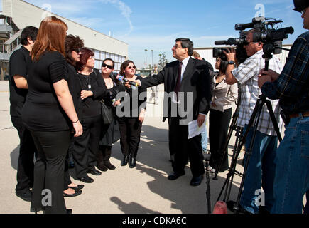 Mar. 14, 2011 - Los Alamitos, Californie, États-Unis - des membres de la famille de parler avec la presse à la base d'entraînement de forces interarmées de l'avant la mission de héros Cérémonie pour le Sgt. Jason M. Weaver, d'Anaheim, CA, qui est mort le 3 mars 2011 dans la province de Kandahar, Afghanistan de blessures subies lors de l'insurgés ont attaqué son Banque D'Images