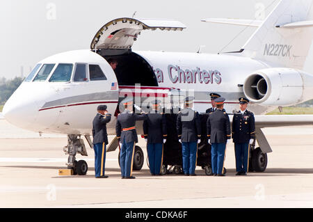 Mar. 14, 2011 - Los Alamitos, Californie, USA - Le Héros Mission Cérémonie à la base d'entraînement de forces interarmées pour le Sgt. Jason M. Weaver, d'Anaheim, CA, qui est mort le 3 mars 2011 dans la province de Kandahar, Afghanistan de blessures subies lors de l'insurgés ont attaqué son unité à l'aide d'un engin explosif improvisé. H Banque D'Images