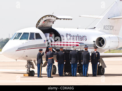 Mar. 14, 2011 - Los Alamitos, Californie, USA - Le Héros Mission Cérémonie à la base d'entraînement de forces interarmées pour le Sgt. Jason M. Weaver, d'Anaheim, CA, qui est mort le 3 mars 2011 dans la province de Kandahar, Afghanistan de blessures subies lors de l'insurgés ont attaqué son unité à l'aide d'un engin explosif improvisé. H Banque D'Images