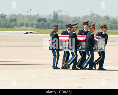 Mar. 14, 2011 - Los Alamitos, Californie, USA - Le Héros Mission Cérémonie à la base d'entraînement de forces interarmées pour le Sgt. Jason M. Weaver, d'Anaheim, CA, qui est mort le 3 mars 2011 dans la province de Kandahar, Afghanistan de blessures subies lors de l'insurgés ont attaqué son unité à l'aide d'un engin explosif improvisé. H Banque D'Images