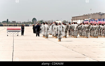 Mar. 14, 2011 - Los Alamitos, Californie, USA - Le Héros Mission Cérémonie à la base d'entraînement de forces interarmées pour le Sgt. Jason M. Weaver, d'Anaheim, CA, qui est mort le 3 mars 2011 dans la province de Kandahar, Afghanistan de blessures subies lors de l'insurgés ont attaqué son unité à l'aide d'un engin explosif improvisé. H Banque D'Images