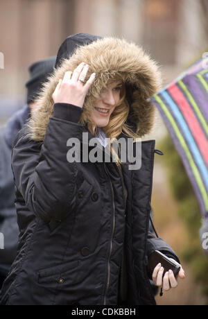 Mar. 15, 2011 - Ann Arbor, Michigan, États-Unis - Actrice Evan Rachel Wood tente de couvrir de la pluie pendant une pause de tournage de ''l'Ides de Mars'' dans le centre-ville d'Ann Arbor, Michigan, le 15 mars 2011. Wood joue ''Molly Stearns'' et est co-vedette aux côtés de George Clooney, (également diriger) Banque D'Images