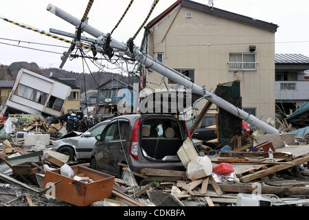 Mar. 15, 2011 - Miyako, le Japon - les gens marche au milieu des maisons effondrées dans la ville de Miyako, Iwate, Japon. Tremblement de terre de magnitude 9,0 a frappé le nord du Japon. Plusieurs dizaines de milliers de personnes sont toujours portées disparues. (Crédit Image : © Koichi Kamoshida/Jana Press/ZUMAPRESS.com) Banque D'Images