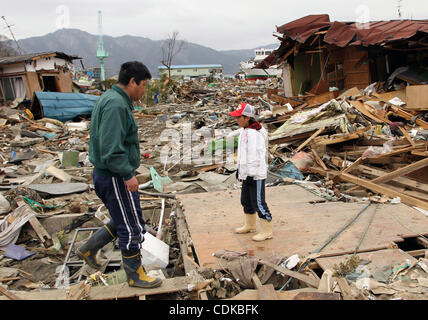 Mar. 15, 2011 - Miyako, le Japon - maisons effondrées dans la ville de Miyako, Iwate, Japon. Tremblement de terre de magnitude 9,0 a frappé le nord du Japon. Plusieurs dizaines de milliers de personnes sont toujours portées disparues. (Crédit Image : © Koichi Kamoshida/Jana Press/ZUMAPRESS.com) Banque D'Images