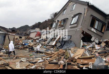 Mar. 15, 2011 - Miyako, le Japon - maisons effondrées dans la ville de Miyako, Iwate, Japon. Tremblement de terre de magnitude 9,0 a frappé le nord du Japon. Plusieurs dizaines de milliers de personnes sont toujours portées disparues. (Crédit Image : © Koichi Kamoshida/Jana Press/ZUMAPRESS.com) Banque D'Images