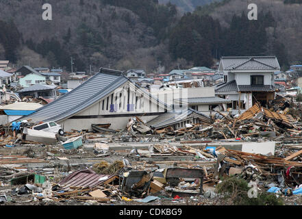 Mar. 15, 2011 - Miyako, le Japon - maisons effondrées à Miyako city Iwate, Japon. Tremblement de terre de magnitude 9,0 a frappé le nord du Japon. Plusieurs dizaines de milliers de personnes sont toujours portées disparues. (Crédit Image : © Koichi Kamoshida/Jana Press/ZUMAPRESS.com) Banque D'Images