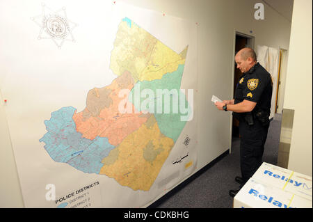 Mar. 15, 2011 - Lawrenceville, Géorgie, États-Unis - Le Sgt. Greg Chapelle avec la Gwinnett County Sheriff's Office, division de la cour civile passe par le county map avant d'entreprendre un jour de servir les saisies et les expulsions à Lawrenceville, Georgia USA le 25 février 2011. Selon sa chapelle, divisio Banque D'Images