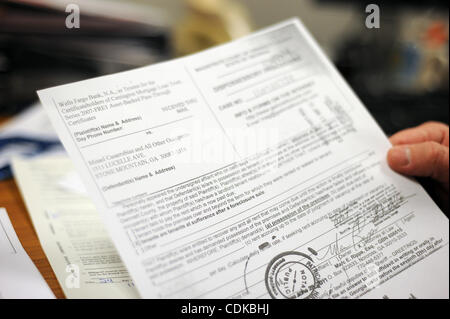 Mar. 15, 2011 - Lawrenceville, Géorgie, États-Unis - Le Sgt. Greg Chapelle avec le bureau du shérif du comté de Gwinnett cour civile division, se lit sur l'un des nombreux dispossessory ou de forclusion avis importants au palais de justice de comté de Lawrenceville, Georgia USA le 25 février 2011. Selon sa chapelle, divisio Banque D'Images