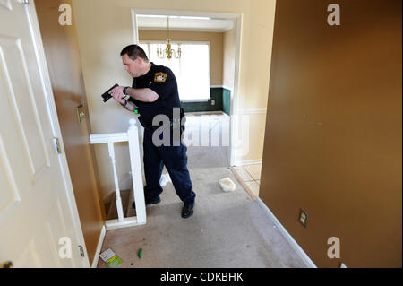 Mar. 15, 2011 - Lawrenceville, Géorgie, États-Unis - Sous-Alan Shippey avec le Gwinnett County Sheriff's Office, division de la cour civile vérifie soigneusement un bien pour personne alors qu'une expulsion de forclusion de Lawrenceville, Georgia USA le 25 février 2011. Le Bureau du shérif du comté de Gwinnett a Banque D'Images