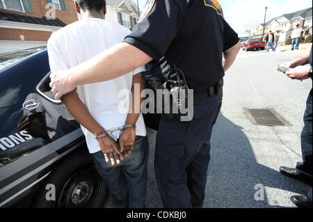 Mar. 15, 2011 - Norcross, Georgie, États-Unis - Sous-T. Wigenton (R) avec le Gwinnett County Sheriff's Office, division de la cour civile résident escortes Maurice Adams après son arrestation pour avoir prétendument l'objet d'un mandat et la possession de marijuana, alors qu'une expulsion en Norcross, Georgia USA Banque D'Images