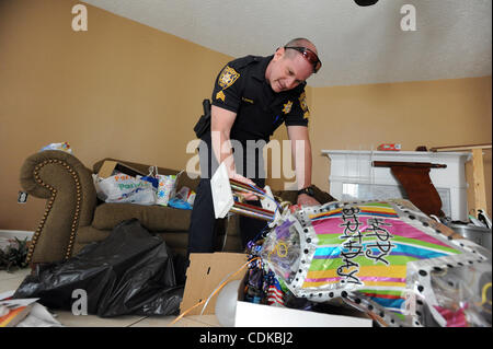 Mar. 15, 2011 - Lawrenceville, Géorgie, États-Unis - Le Sgt. Greg Chapelle avec la Gwinnett County Sheriff's Office, division de la cour civile passe par les points à l'intérieur de la maison abandonnée, tout en servant une forclusion à Lawrenceville, Georgia USA le 25 février 2011. Le Bureau du shérif du comté de Gwinnett a un backlo Banque D'Images