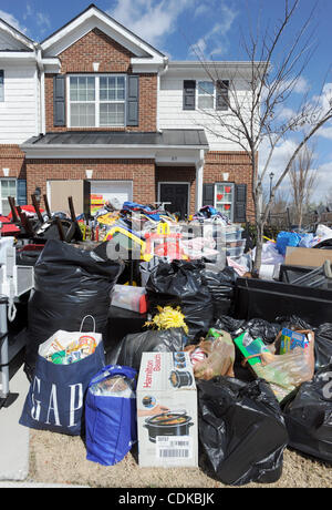 Mar. 15, 2011 - Norcross, Georgie, États-Unis - Un équipage engagé apporte rapidement l'ensemble des possessions de la famille Adams à la rue après l'expulsion a été servi par le bureau du shérif du comté de Gwinnett en Norcross, Georgia USA le 25 février 2011. Le Bureau du shérif du comté de Gwinnett a un arriéré d'au moins fou Banque D'Images