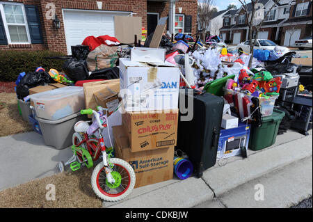 Mar. 15, 2011 - Norcross, Georgie, États-Unis - Un équipage engagé apporte rapidement l'ensemble des possessions de la famille Adams à la rue après l'expulsion a été servi par le bureau du shérif du comté de Gwinnett en Norcross, Georgia USA le 25 février 2011. Le Bureau du shérif du comté de Gwinnett a un arriéré d'au moins fou Banque D'Images