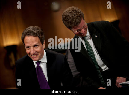 Mar. 15, 2011 - Washington, District of Columbia, États-Unis - le secrétaire au Trésor Timothy Geithner et le logement et le développement urbain Secrétaire SHAUN DONOVAN témoigner arrivent pour un comité sénatorial des banques, du logement et des Affaires urbaines comité, sur ''l'Administration's Report to Congress : la réforme de l'Ho Banque D'Images