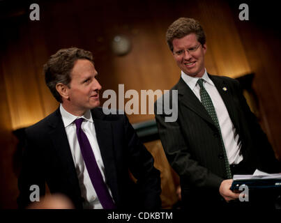 Mar. 15, 2011 - Washington, District of Columbia, États-Unis - le secrétaire au Trésor Timothy Geithner et le logement et le développement urbain Secrétaire SHAUN DONOVAN témoigner arrivent pour un comité sénatorial des banques, du logement et des Affaires urbaines comité, sur ''l'Administration's Report to Congress : la réforme de l'Ho Banque D'Images