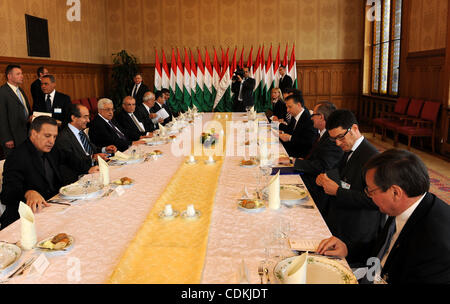 Le président palestinien Mahmoud Abbas rencontre le Premier ministre hongrois Victor Orban, à Budapest le 21 mars 20011. Le Conseil national palestinien a été attristé par l'effusion de la Libye dans l'agitation d'un mois, le président palestinien Mahmoud Abbas a déclaré en Hongrie aujourd'hui lors d'une visite officielle de deux jours à H Banque D'Images