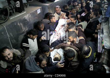 Un militant palestinien tué dans une frappe aérienne israélienne est deplaced à al-l'hôpital de Shifa à Gaza le 22 mars 2011. Trois membres de la Brigades al Quds, la branche armée du Jihad islamique, ont été tués et un autre a été blessé au cours de l'attaque aérienne sur la ville de Gaza.. Photo par Ali Jadallah Banque D'Images