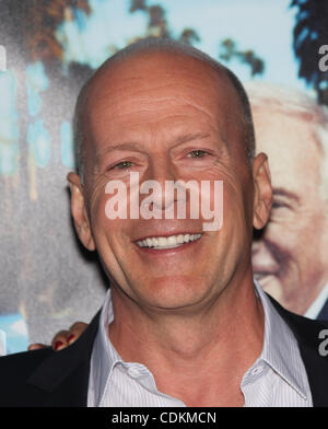 Mar. 22, 2011 - Hollywood, Californie, États-Unis - Bruce Willis arrive à la 'route' Documentory Los Angeles Premiere sur le Paramount Studio Lot. (Crédit Image : © Lisa O'Connor/ZUMAPRESS.com) Banque D'Images