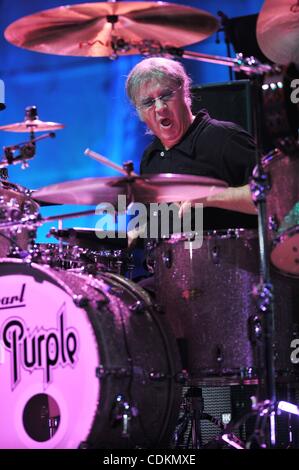 Mar 23, 2011 - Moscou, Russie - Ian Paice de Deep Purple joue de la batterie sur scène. (Crédit Image : © PhotoXpress/ZUMAPRESS.com) Banque D'Images