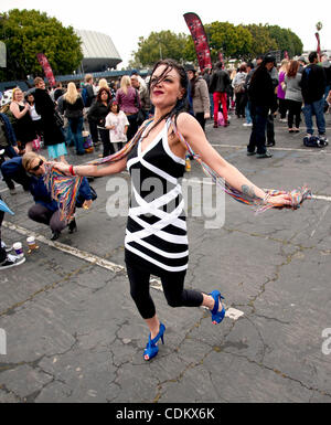 Mar. 27, 2011 - Los Angeles, Californie, USA - Wannabe stars attendent leur tour pour entrer dans le Los Angeles Sports Arena pour auditionner pour Simon Cowell's 'X Factor'. Banque D'Images