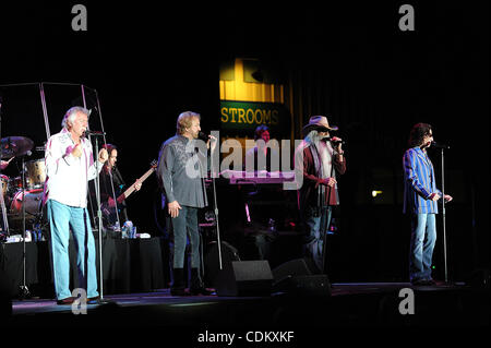 27 mars 2011 - Kenansville, North Carolina, USA - (L-R) Chanteurs JOE BONSALL, DUANE ALLEN, William Lee Golden et RICHARD STERBAN du groupe de chant The Oak Ridge Boys en Concert que le comté de Duplin Events Center. Copyright 2011 Jason Moore. (Crédit Image : © Jason Moore/ZUMAPRESS.com) Banque D'Images