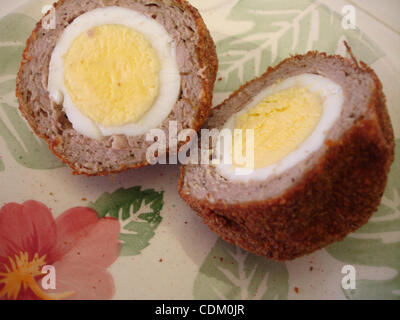 Mar 29, 2011 - Oceanside, Californie, États-Unis - Types de Scottish l'alimentation. Les Œufs, un scotch appelé egg est bouilli jusqu'à ce disque et refroidi. Puis après il est bombardée, l'air refroidi est d'œufs enveloppés dans la chair à saucisse, roulé dans la farine, trempé dans l'oeuf alors roulé dans la chapelure et frits. Elles ont un goût très bon avec m Banque D'Images