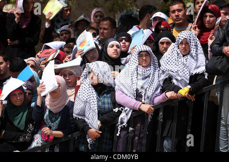 Des étudiants palestiniens et partisans du Fatah qui fidèles au Président palestinien Mahmoud Abbas de prendre part à l'élection du conseil étudiant de l'Université de Birzeit à la campagne de l'Université de Birzeit, dans la ville de Ramallah, en Cisjordanie le 29 mars 2011. Photo par Issam Rimawi Banque D'Images