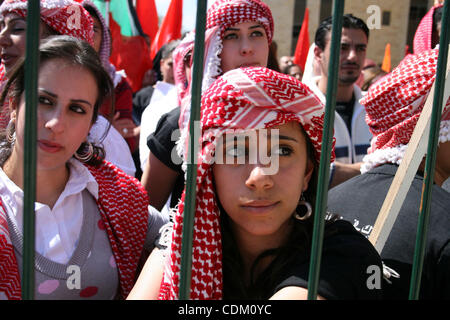 Des étudiants palestiniens et partisans du Fatah qui fidèles au Président palestinien Mahmoud Abbas de prendre part à l'élection du conseil étudiant de l'Université de Birzeit à la campagne de l'Université de Birzeit, dans la ville de Ramallah, en Cisjordanie le 29 mars 2011. Photo par Issam Rimawi Banque D'Images