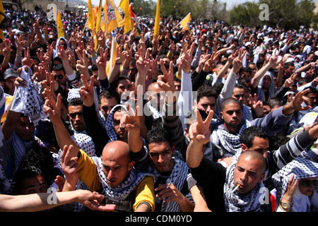 Des étudiants palestiniens et partisans du Fatah qui fidèles au Président palestinien Mahmoud Abbas de prendre part à l'élection du conseil étudiant de l'Université de Birzeit à la campagne de l'Université de Birzeit, dans la ville de Ramallah, en Cisjordanie le 29 mars 2011. Photo par Issam Rimawi Banque D'Images