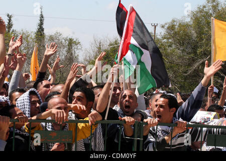 Des étudiants palestiniens et partisans du Fatah qui fidèles au Président palestinien Mahmoud Abbas de prendre part à l'élection du conseil étudiant de l'Université de Birzeit à la campagne de l'Université de Birzeit, dans la ville de Ramallah, en Cisjordanie le 29 mars 2011. Photo par Issam Rimawi Banque D'Images