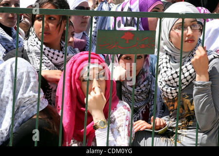 Des étudiants palestiniens et partisans du Fatah qui fidèles au Président palestinien Mahmoud Abbas de prendre part à l'élection du conseil étudiant de l'Université de Birzeit à la campagne de l'Université de Birzeit, dans la ville de Ramallah, en Cisjordanie le 29 mars 2011. Photo par Issam Rimawi Banque D'Images