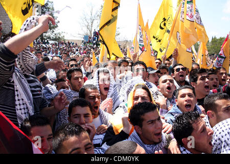 Des étudiants palestiniens et partisans du Fatah qui fidèles au Président palestinien Mahmoud Abbas de prendre part à l'élection du conseil étudiant de l'Université de Birzeit à la campagne de l'Université de Birzeit, dans la ville de Ramallah, en Cisjordanie le 29 mars 2011. Photo par Issam Rimawi Banque D'Images