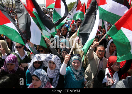 Des étudiants palestiniens et partisans du Fatah qui fidèles au Président palestinien Mahmoud Abbas de prendre part à l'élection du conseil étudiant de l'Université de Birzeit à la campagne de l'Université de Birzeit, dans la ville de Ramallah, en Cisjordanie le 29 mars 2011. Photo par Issam Rimawi Banque D'Images