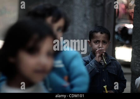 Les réfugiés palestiniens sont représentés les enfants jouant dans l'allée d'al Shatea camp de réfugiés dans l'ouest de la ville de Gaza le 29 mars 2011. Photo par Mustafa Hassona Banque D'Images