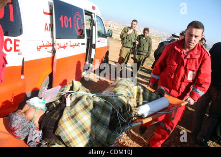 Les médecins palestiniens traiter une femme après sa maison a été détruite par des tracteurs de l'armée israélienne début le 29 mars 2011 dans le village de Yatta, près d'Hébron. La maison était située dans la zone C, une zone militaire fermée où Israël exerce un contrôle total et a été construit sans pers Banque D'Images