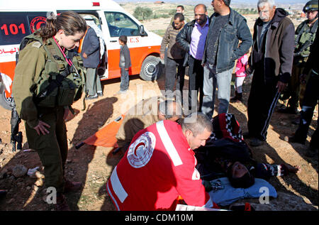 Les médecins palestiniens traiter une femme après sa maison a été détruite par des tracteurs de l'armée israélienne début le 29 mars 2011 dans le village de Yatta, près d'Hébron. La maison était située dans la zone C, une zone militaire fermée où Israël exerce un contrôle total et a été construit sans pers Banque D'Images