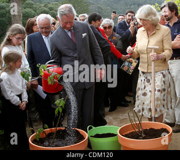 Mar 29, 2011 - Sintra, Portugal - LE PRINCE CHARLES, le Prince de Galles, et son épouse Camilla Parker Bowles la plantation des roses dans un vase à Monserrate Park. Le Prince Charles et son épouse Camilla sont au Portugal pour une visite officielle de 2 jours. (Crédit Image : &# 169 ; Paul Cordeiro/ZUMAPRESS.com) Banque D'Images