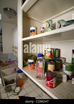 La nourriture et autres biens personnels laissés à l'intérieur d'une forclusion accueil à Fresno, California, United States Banque D'Images