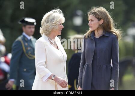 30 mars 2011 - Madrid, Madrid, Espagne - Camilla, Duchesse de Cornouailles, le Prince Charles, prince de Galles, la Princesse Letizia, salue la Princesse des Asturies et le Prince Felipe, Prince des Asturies au Palacio del Pardo sur le premier jour d'une visite de trois jours en Espagne le 30 mars 2011 à Madrid, Espagne. Camilla, Duch Banque D'Images