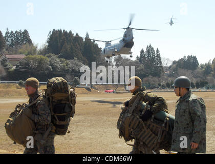 31 mars 2011 - Oshima, Japon - L'île de Oshima, Japon (1 avril 2011) ÃMarines avec la 31e Marine Expeditionary Unit (MEU) et l'autodéfense japonaise arrivent dans l'île de Oshima (Japon) pour fournir une aide humanitaire et secours en cas de catastrophe. Marines avec la 31e MEU et les marins à la th Banque D'Images