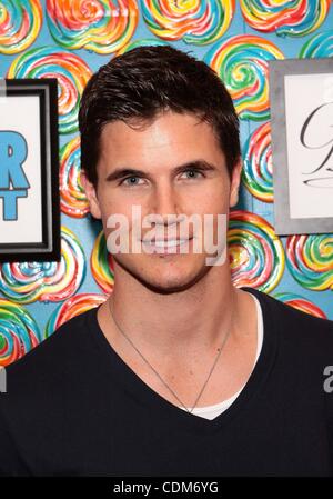 31 mars 2011 - Los Angeles, Californie, États-Unis - Robbie Amell. GBK Kids' Choice Gifting Lounge a tenu à l'hôtel SLS, Los Angeles, CA. 31 mars 2011 - Crédit : Image.(Â©/TLeopold ZUMAPRESS.com)/Photos Globe Banque D'Images